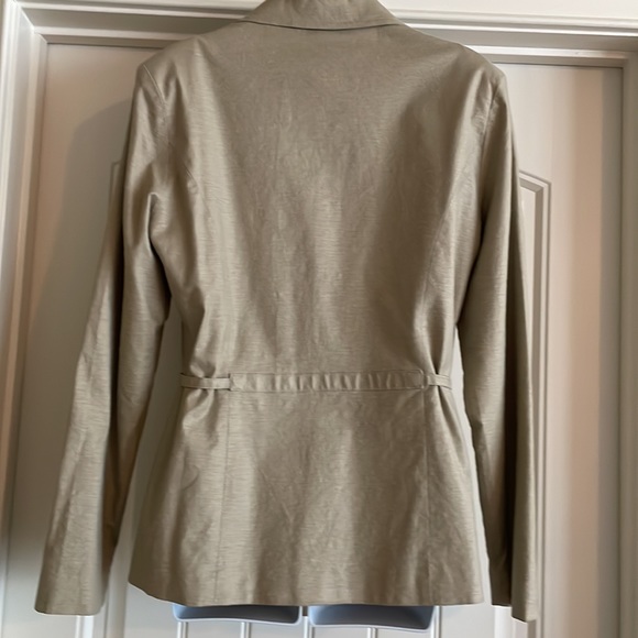 Linen, Size 10, Tie and Button Closure Beautiful Blazer. - Picture 2 of 2